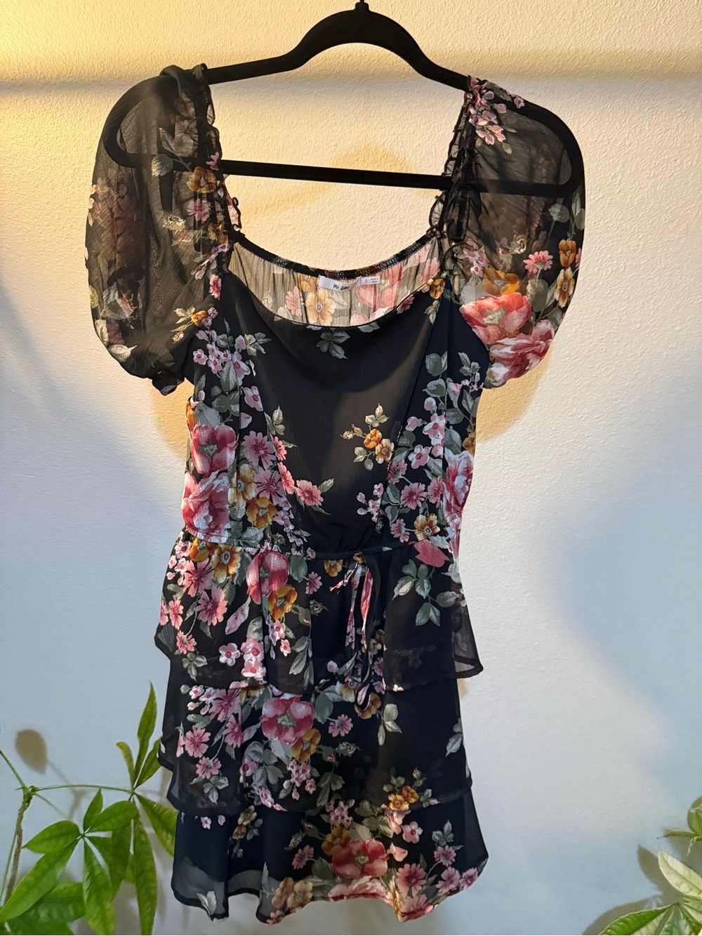 Mi Ami Floral Tiered Mini Dress – Size Small 🌸